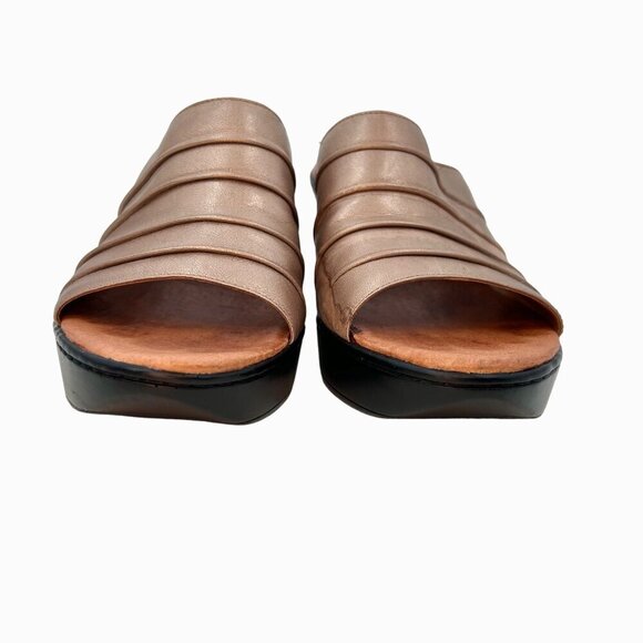 CLARKS ARTISAN METALLIC MUTED GOLD LEATHER WEDGE SANDALS - 11 - Picture 8 of 12